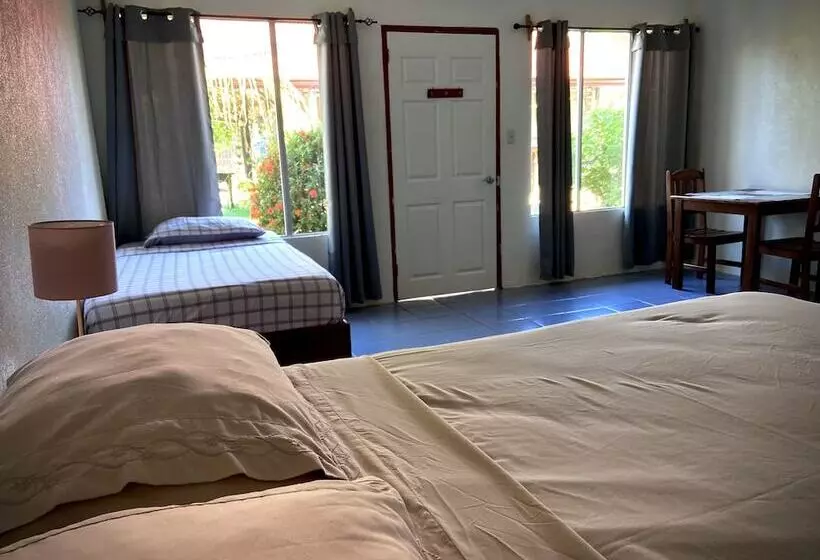 Hotelli Rooms & Pool Macaws