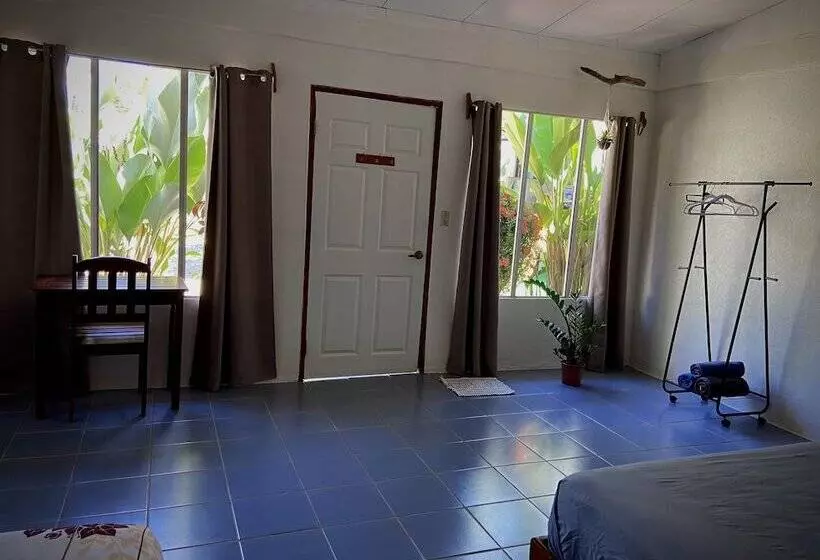 Hotelli Rooms & Pool Macaws