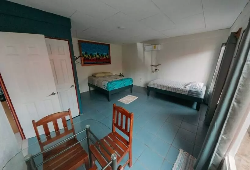 Hotelli Rooms & Pool Macaws