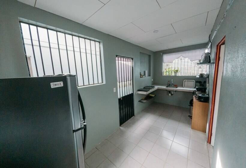 Отель Rooms & Pool Macaws