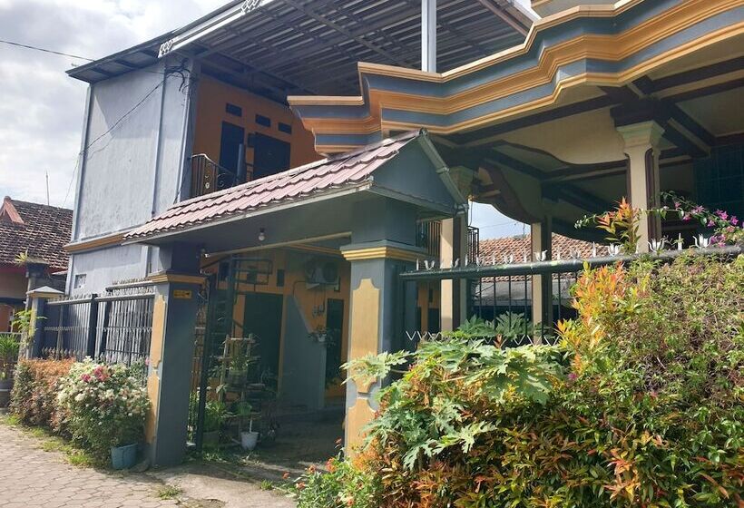 호텔 Spot On 92857 Kos Haji Jakfar Syariahnearpancoran Mas 25