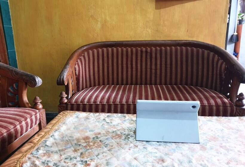 호텔 Spot On 92857 Kos Haji Jakfar Syariahnearpancoran Mas 25