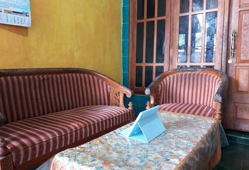 호텔 Spot On 92857 Kos Haji Jakfar Syariahnearpancoran Mas 25