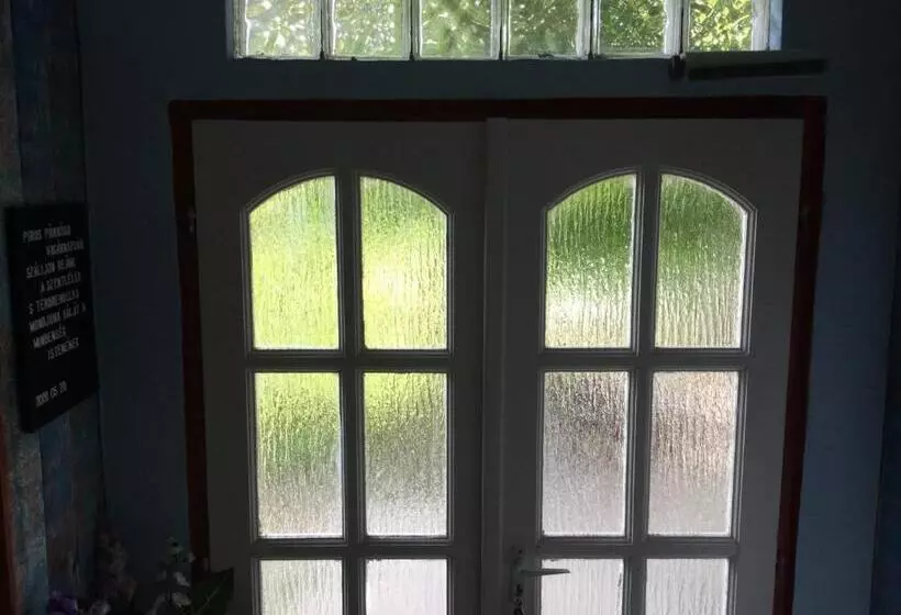 ペンション Balatongyöngye Vendégház