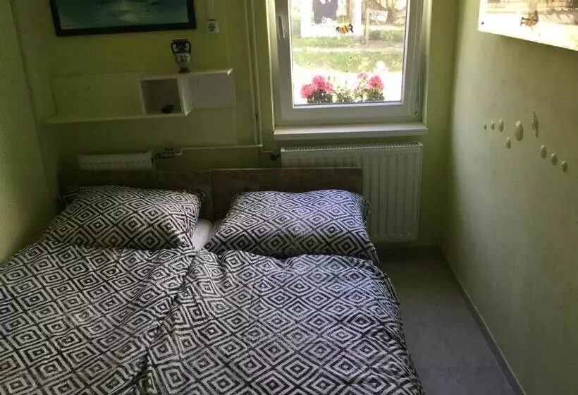 ペンション Balatongyöngye Vendégház