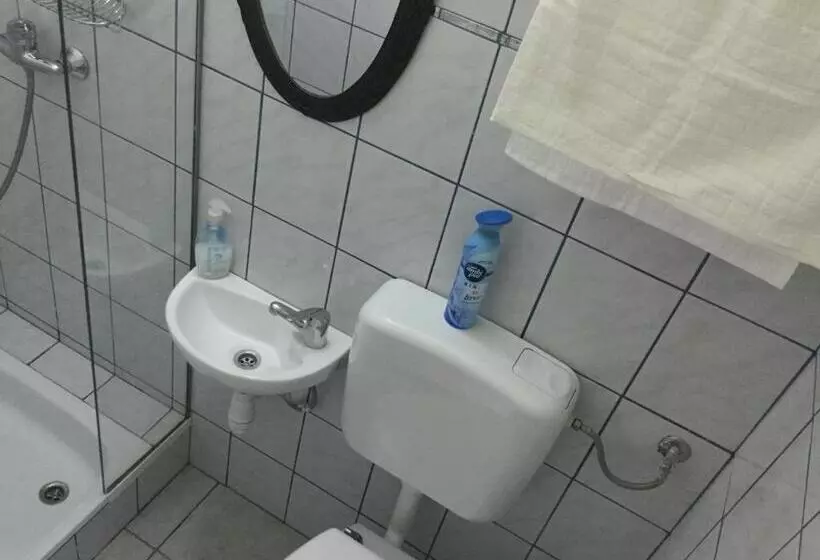 ペンション Balatongyöngye Vendégház