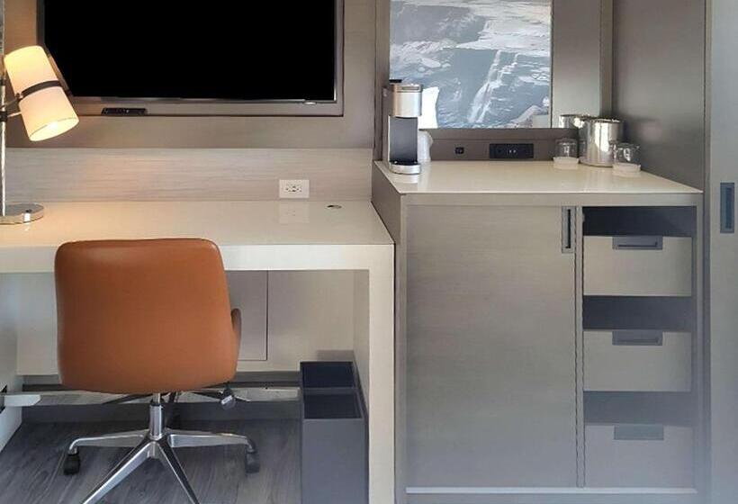 Cambria Hotel Niagara Falls