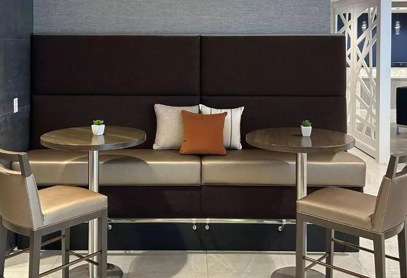 Cambria Hotel Niagara Falls