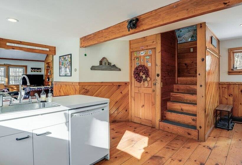 Cozy Cabin Between Stratton Resort & Mount Snow