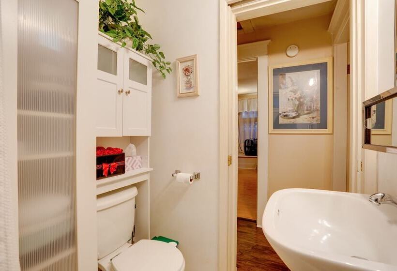 Walkable Seattle Getaway: 3 Mi To Downtown!