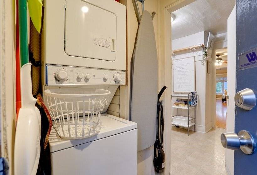 Walkable Seattle Getaway: 3 Mi To Downtown!