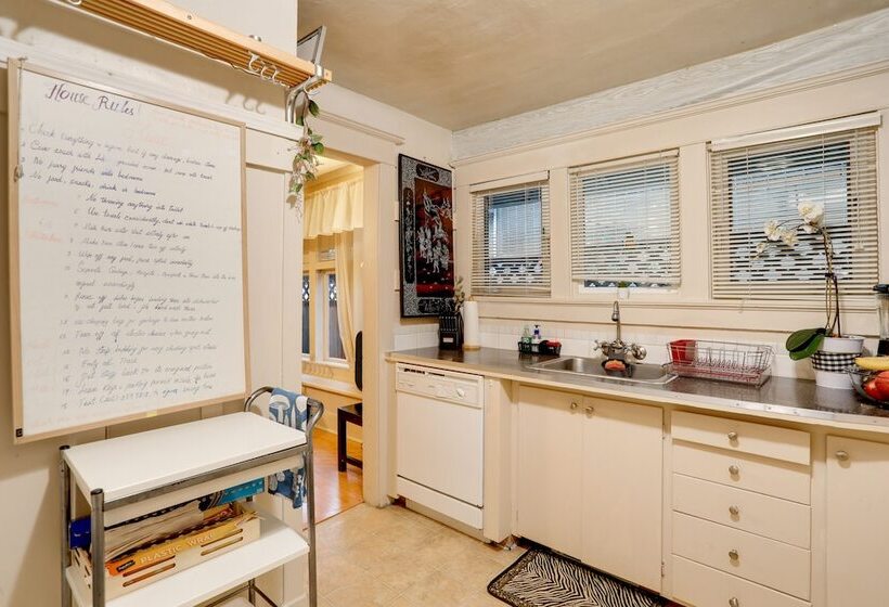 Walkable Seattle Getaway: 3 Mi To Downtown!