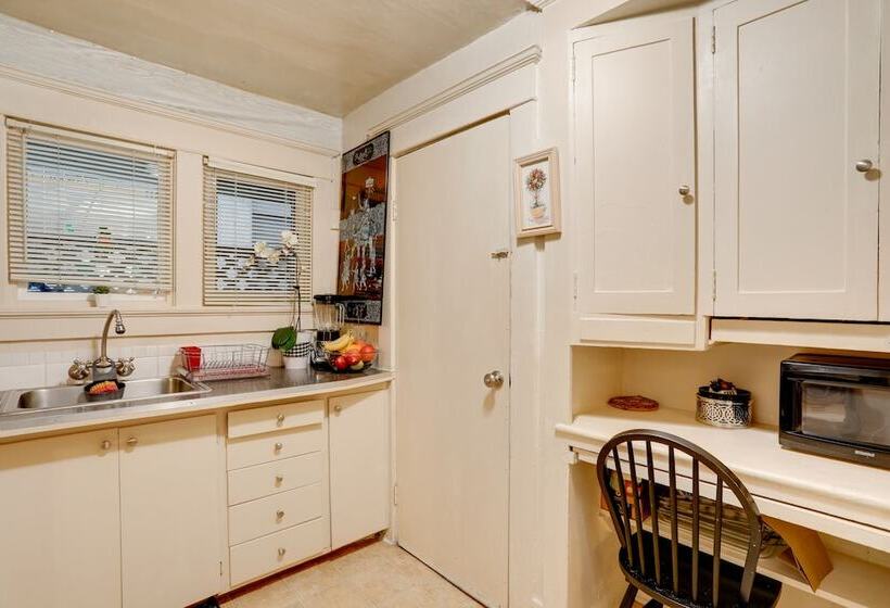 Walkable Seattle Getaway: 3 Mi To Downtown!