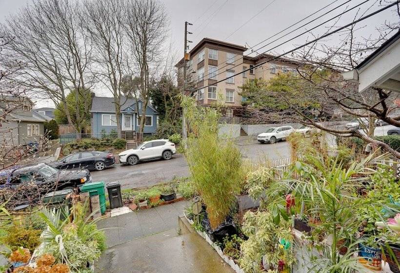 Walkable Seattle Getaway: 3 Mi To Downtown!