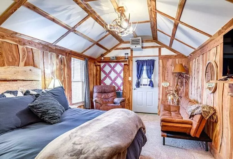 Glenvil Cabin W/ Gas Grill: Steps To Dock & Pond!