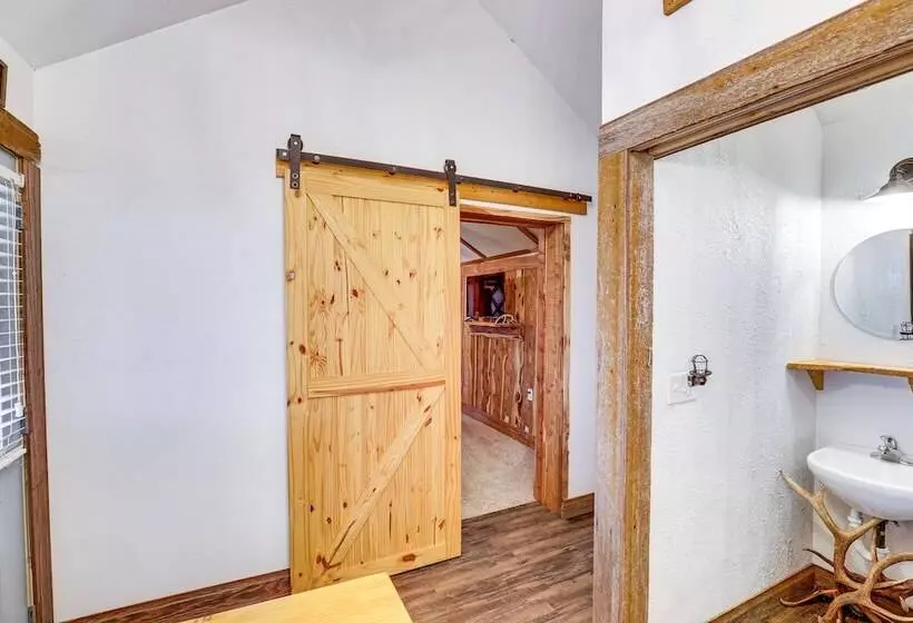 Glenvil Cabin W/ Gas Grill: Steps To Dock & Pond!