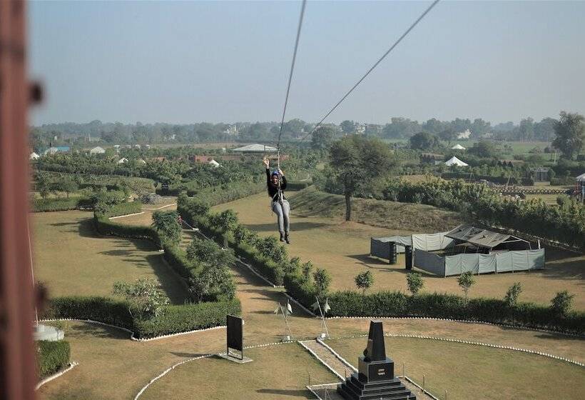 בית מלון כפרי Delta 105   A Military Themed Adventure Park