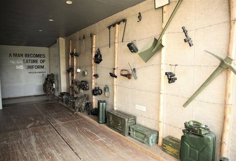 בית מלון כפרי Delta 105   A Military Themed Adventure Park