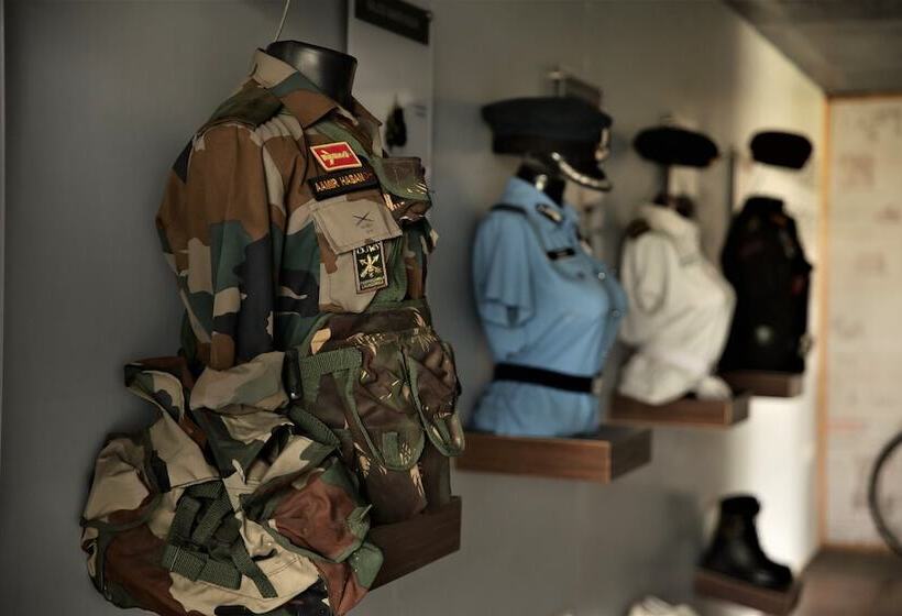 בית מלון כפרי Delta 105   A Military Themed Adventure Park