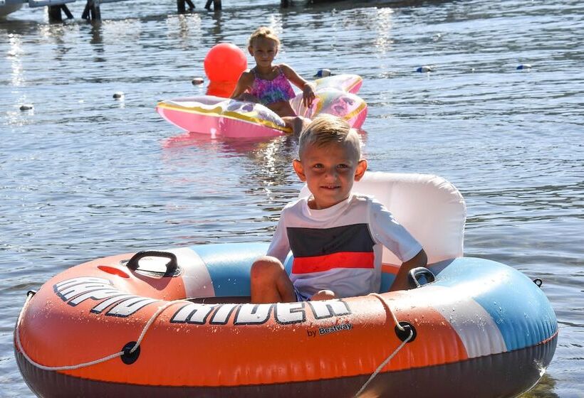 ホテル Waters Edge Lodge