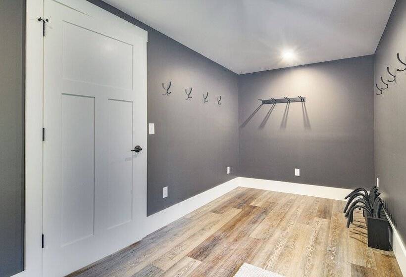 Mountain View Bethel Cabin: Game Room & Deck