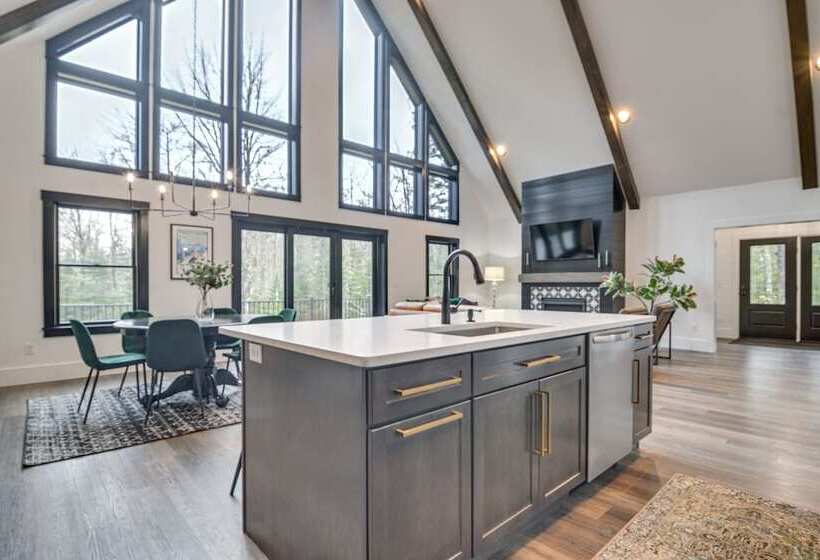 Mountain View Bethel Cabin: Game Room & Deck