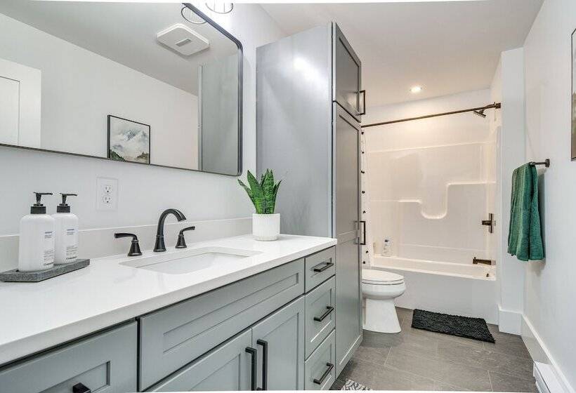 Mountain View Bethel Cabin: Game Room & Deck