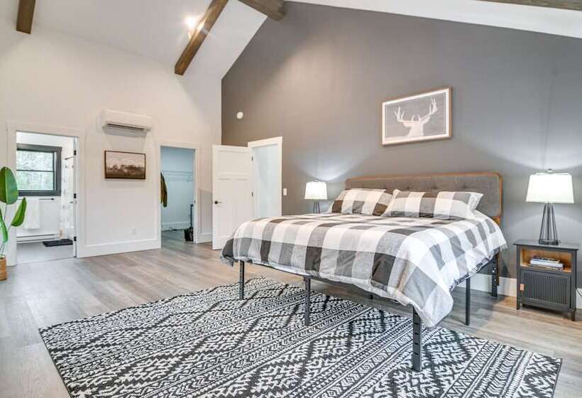 Mountain View Bethel Cabin: Game Room & Deck