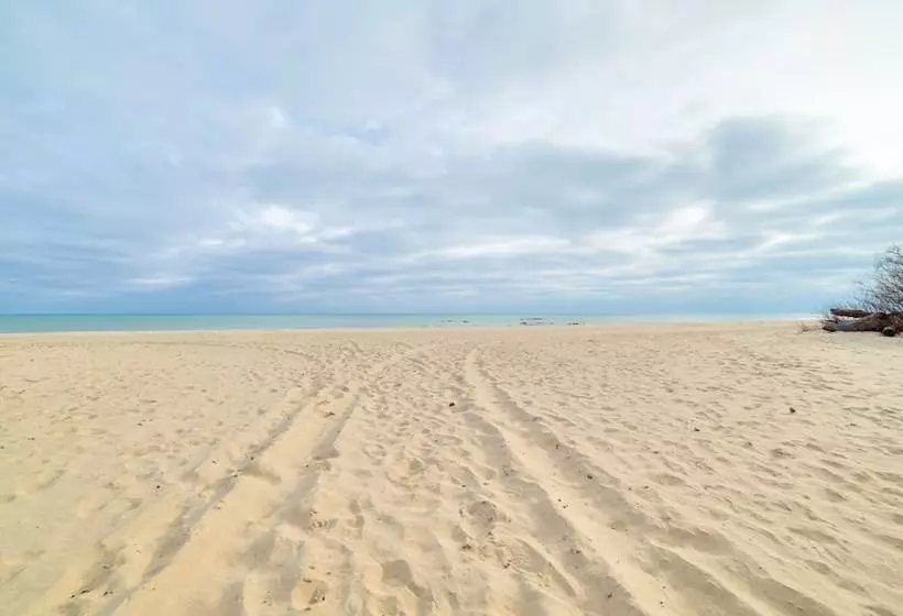 Oscoda Cabin W/ Charcoal Grill: Walk To Lake Huron