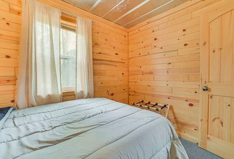 Oscoda Cabin W/ Charcoal Grill: Walk To Lake Huron