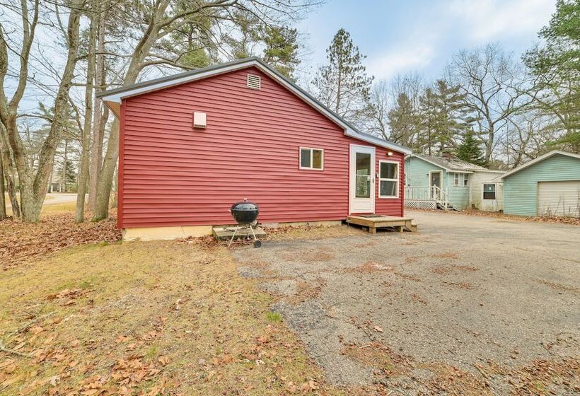 Oscoda Cabin W/ Charcoal Grill: Walk To Lake Huron