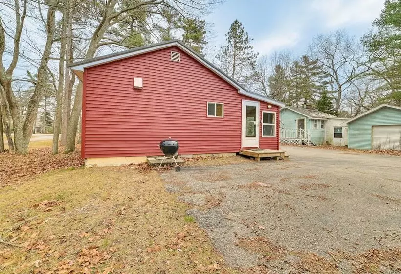 Oscoda Cabin W/ Charcoal Grill: Walk To Lake Huron