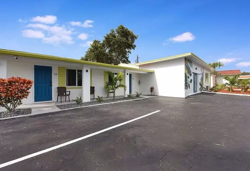 Palm Cove Motel