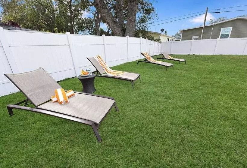 Palm Cove Motel