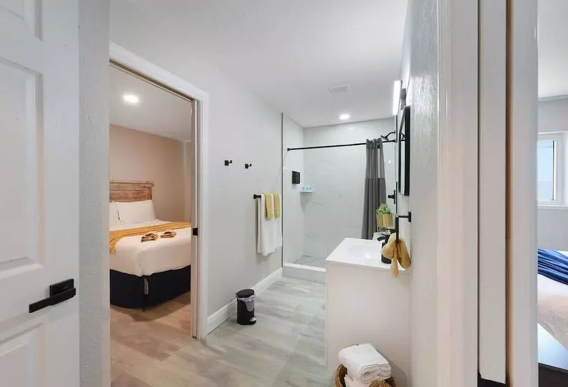 Palm Cove Motel