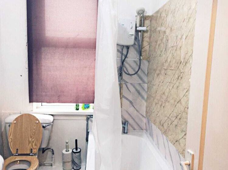 Reşedinta Beautiful 1 Bed House In Leeds