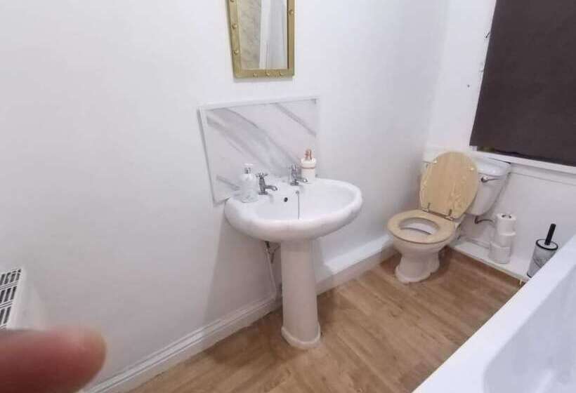Reşedinta Beautiful 1 Bed House In Leeds