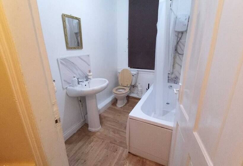 Reşedinta Beautiful 1 Bed House In Leeds