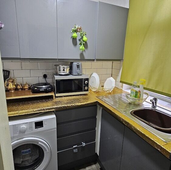Reşedinta Beautiful 1 Bed House In Leeds