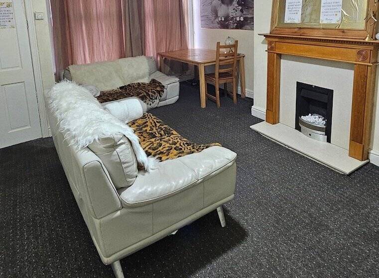 Reşedinta Beautiful 1 Bed House In Leeds