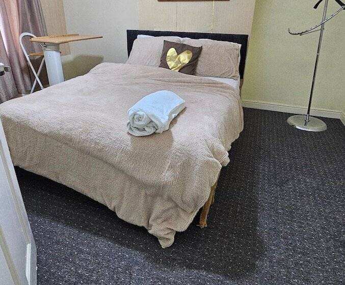 Reşedinta Beautiful 1 Bed House In Leeds