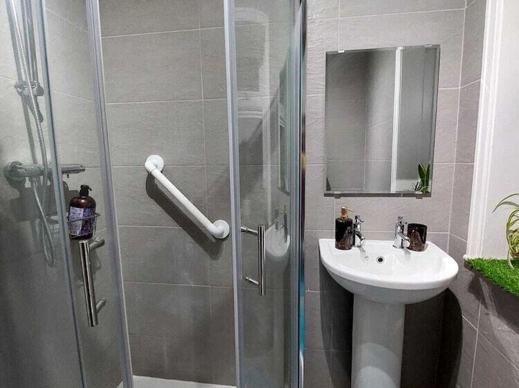 Резиденция Remarkable 3 Bed House In Leeds