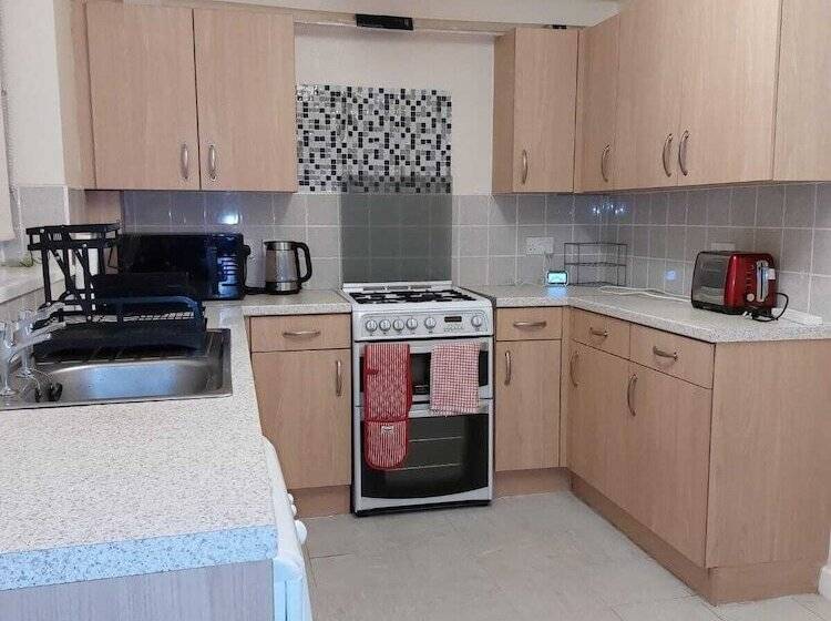 Резиденция Remarkable 3 Bed House In Leeds