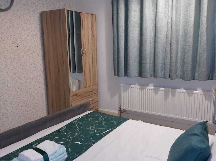 Резиденция Remarkable 3 Bed House In Leeds