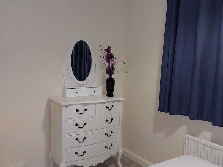 Резиденция Remarkable 3 Bed House In Leeds