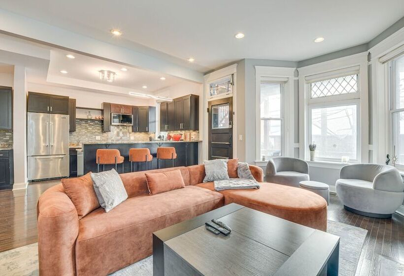 Spacious Condo W/ Deck ~ 3 Mi To Downtown Chicago!