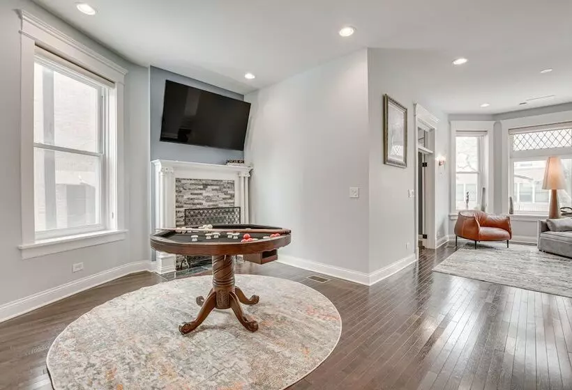 Spacious Condo W/ Deck ~ 3 Mi To Downtown Chicago!