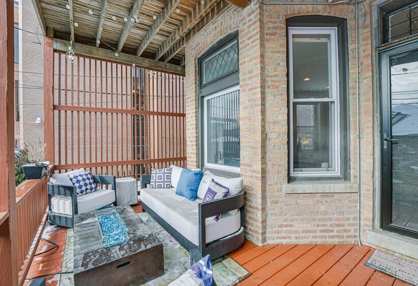 Spacious Condo W/ Deck ~ 3 Mi To Downtown Chicago!