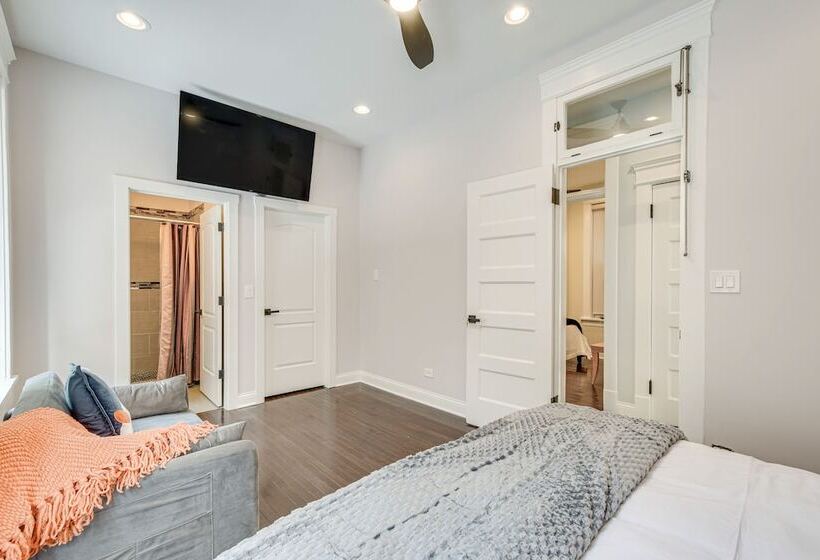 Spacious Condo W/ Deck ~ 3 Mi To Downtown Chicago!