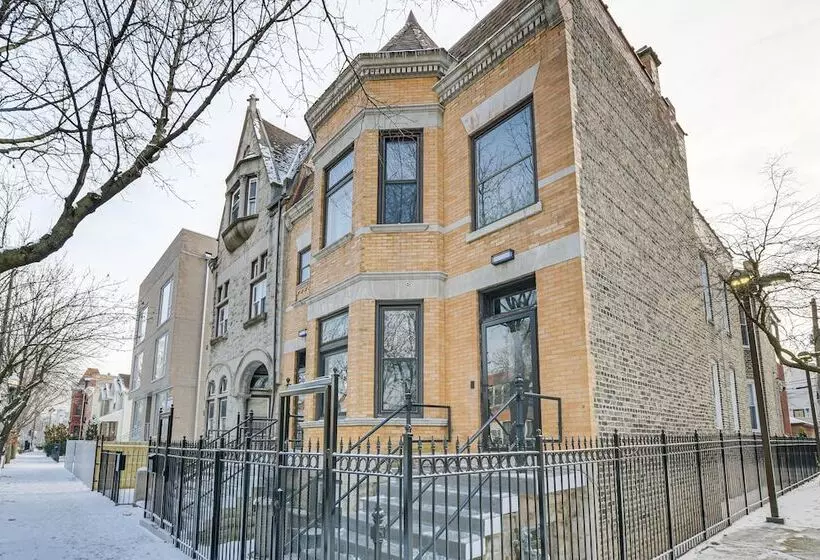 Spacious Condo W/ Deck ~ 3 Mi To Downtown Chicago!